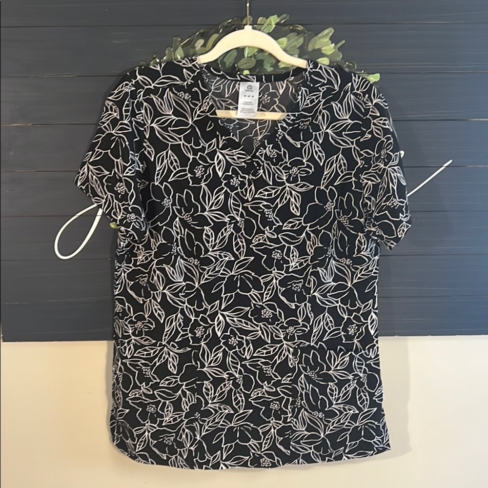 SALE 🎉 WonderWink Black and White Floral Scrub Top